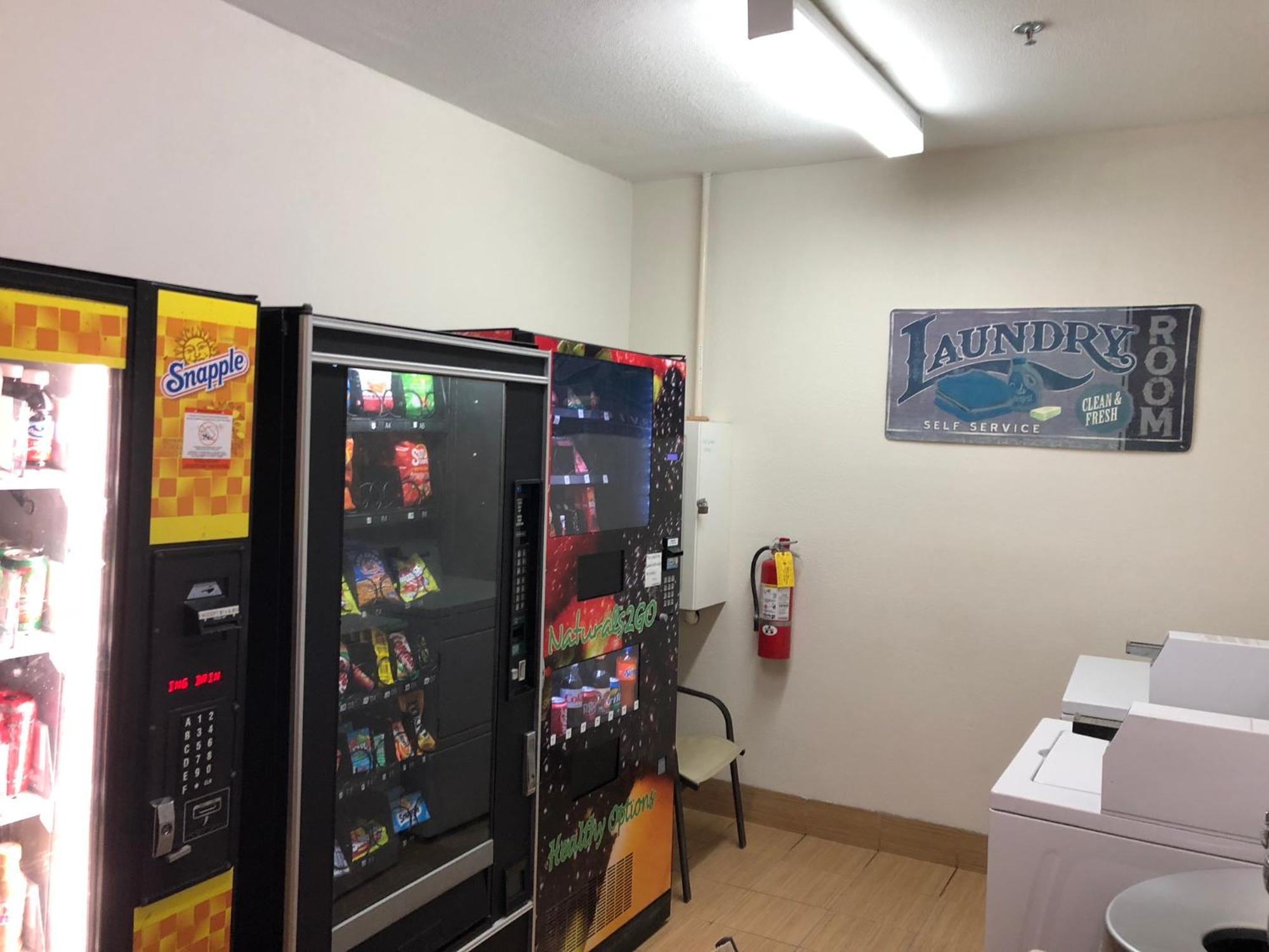 Suburban Studios By Choice Hotels - Award Winning - New 2024 - Walk To Eateries & Grocery - Ultra Sparkling - Garden Rooms - Designer Lighting & Right Off I-95 - Proudly An All American Managed Property برونزويك المظهر الخارجي الصورة
