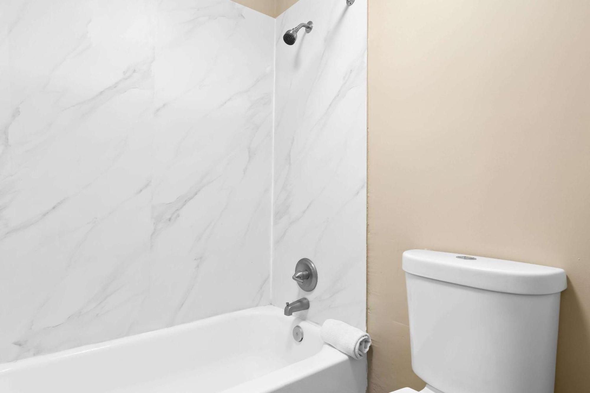 Suburban Studios Brunswick I-95 برونزويك المظهر الخارجي الصورة