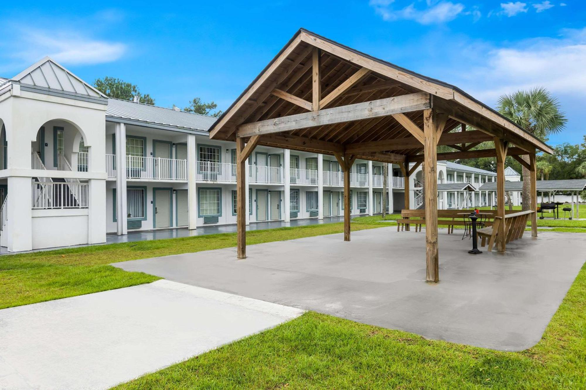 Suburban Studios By Choice Hotels - Award Winning - New 2024 - Walk To Eateries & Grocery - Ultra Sparkling - Garden Rooms - Designer Lighting & Right Off I-95 - Proudly An All American Managed Property برونزويك المظهر الخارجي الصورة
