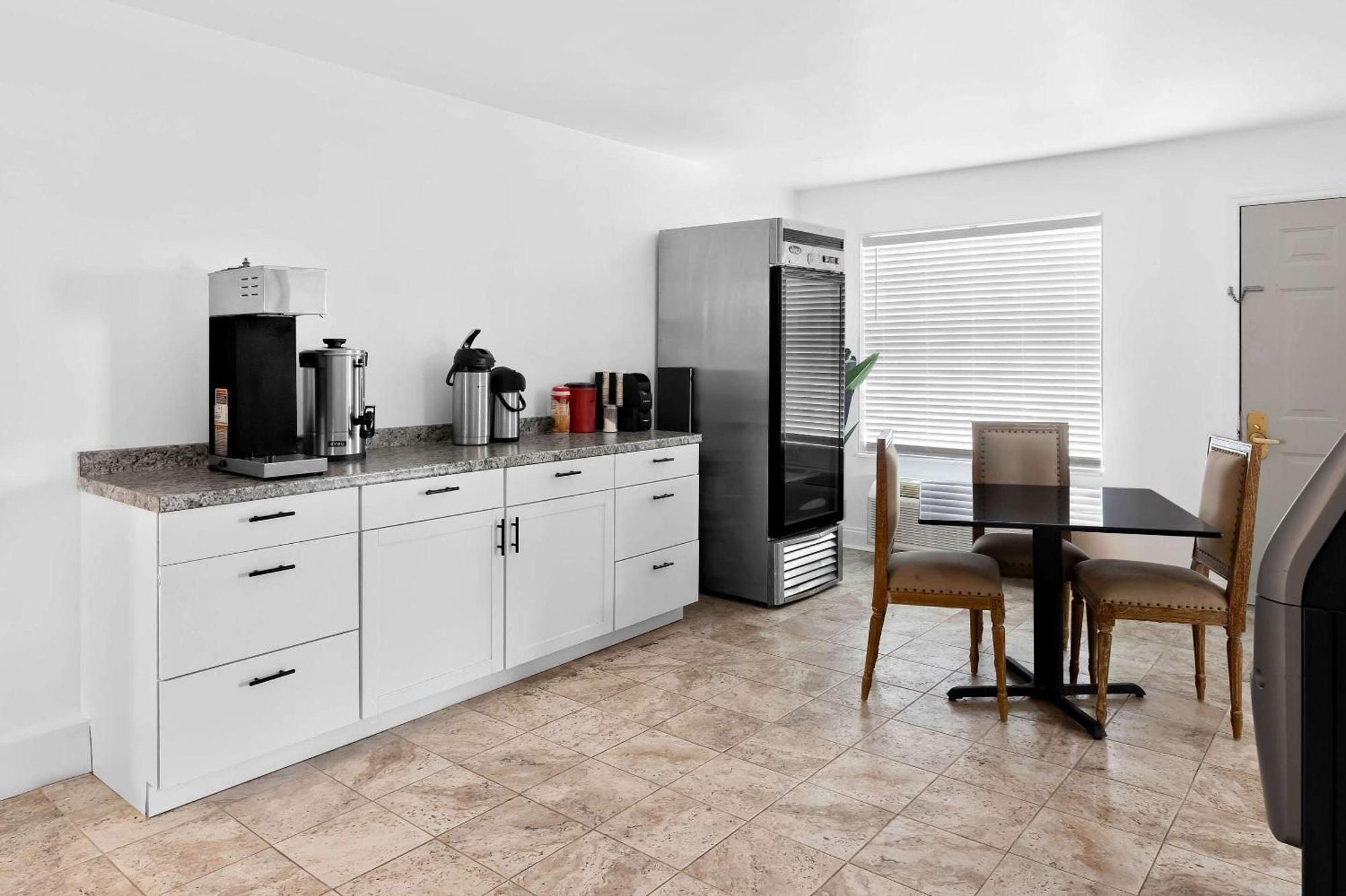 Suburban Studios By Choice Hotels - Award Winning - New 2024 - Walk To Eateries & Grocery - Ultra Sparkling - Garden Rooms - Designer Lighting & Right Off I-95 - Proudly An All American Managed Property برونزويك المظهر الخارجي الصورة