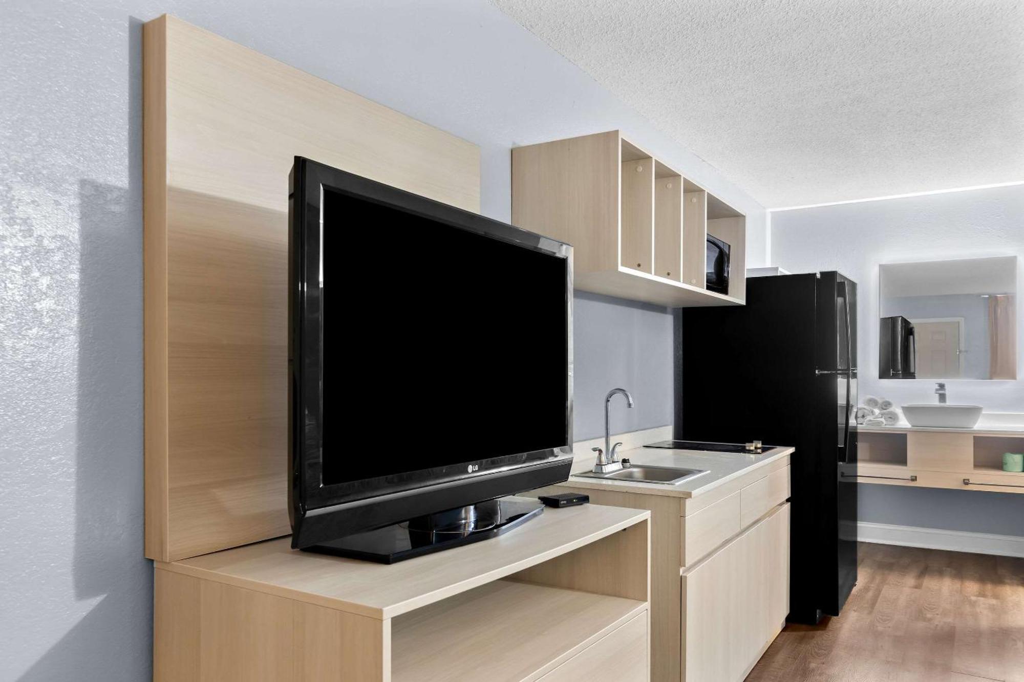 Suburban Studios By Choice Hotels - Award Winning - New 2024 - Walk To Eateries & Grocery - Ultra Sparkling - Garden Rooms - Designer Lighting & Right Off I-95 - Proudly An All American Managed Property برونزويك المظهر الخارجي الصورة