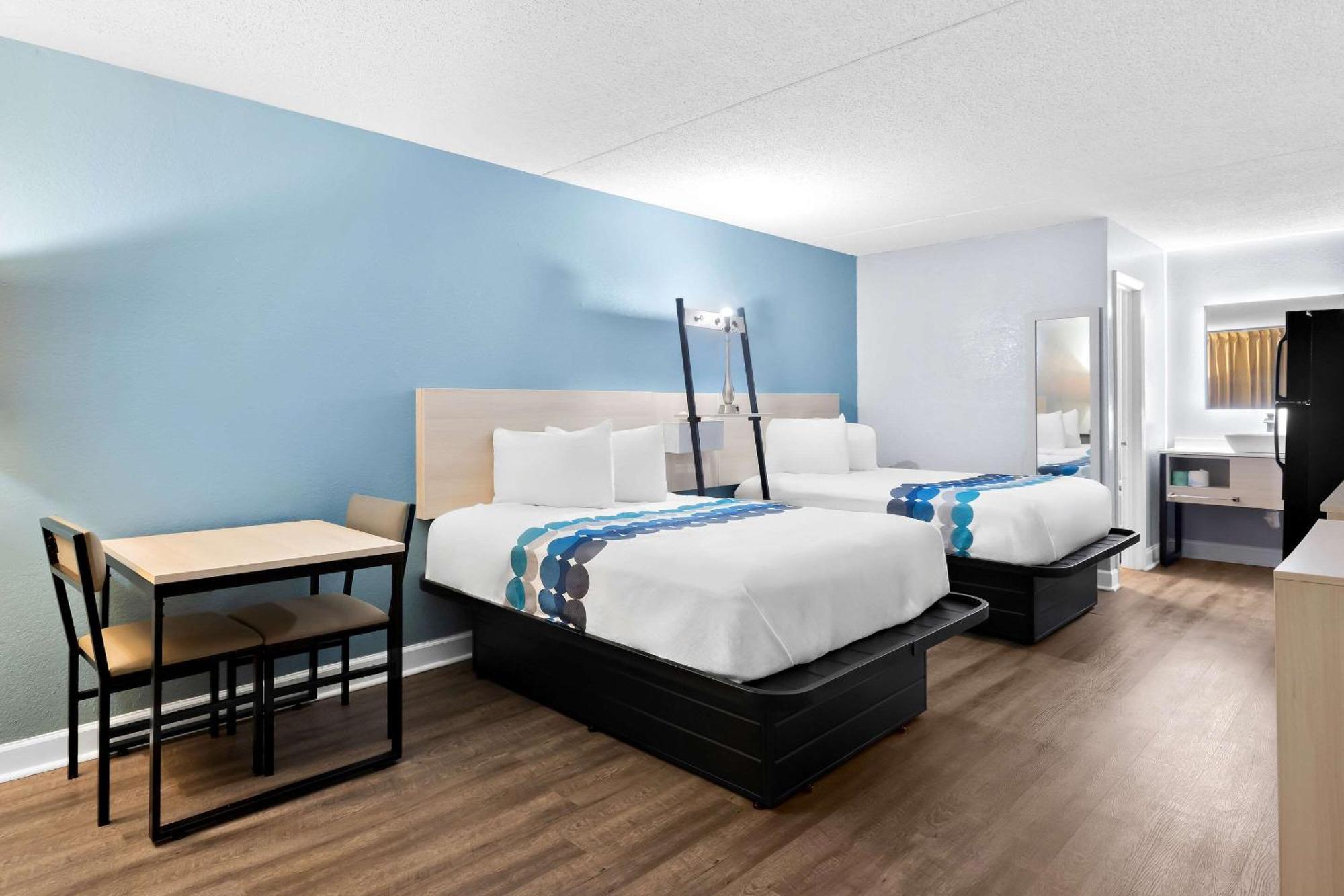 Suburban Studios By Choice Hotels - Award Winning - New 2024 - Walk To Eateries & Grocery - Ultra Sparkling - Garden Rooms - Designer Lighting & Right Off I-95 - Proudly An All American Managed Property برونزويك المظهر الخارجي الصورة