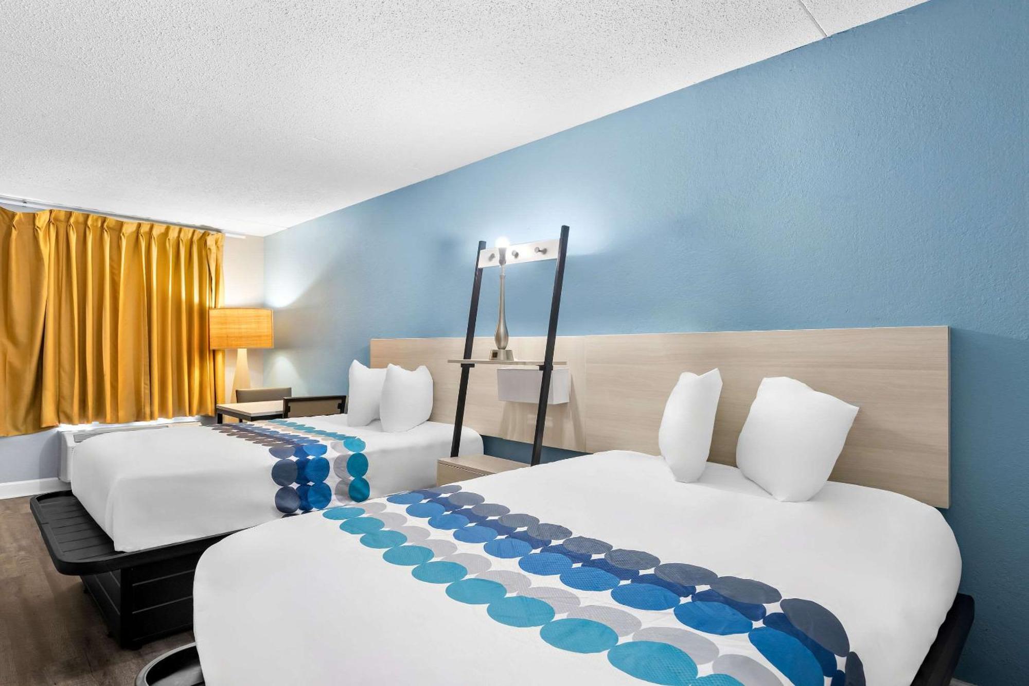 Suburban Studios By Choice Hotels - Award Winning - New 2024 - Walk To Eateries & Grocery - Ultra Sparkling - Garden Rooms - Designer Lighting & Right Off I-95 - Proudly An All American Managed Property برونزويك المظهر الخارجي الصورة