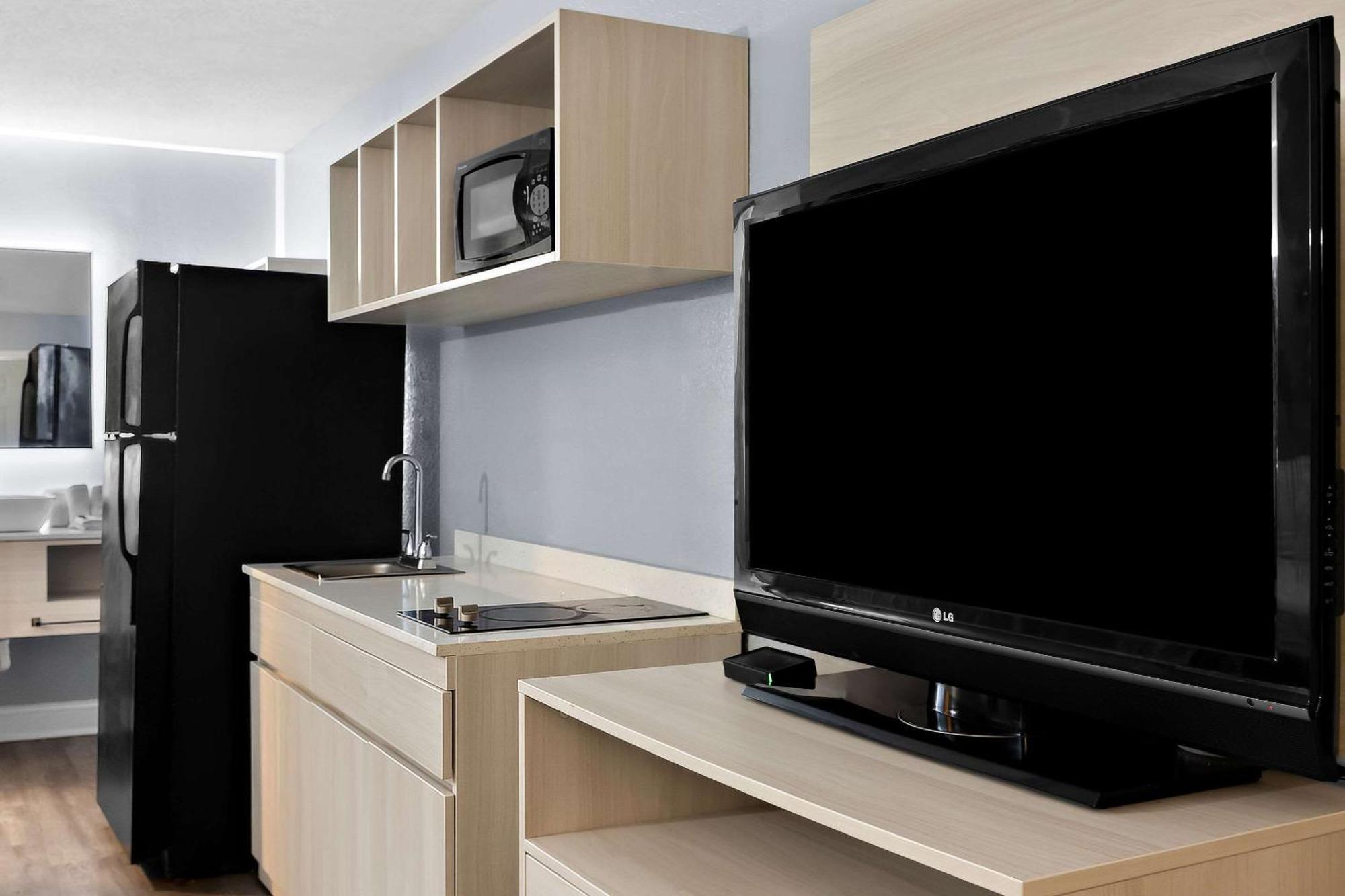 Suburban Studios By Choice Hotels - Award Winning - New 2024 - Walk To Eateries & Grocery - Ultra Sparkling - Garden Rooms - Designer Lighting & Right Off I-95 - Proudly An All American Managed Property برونزويك المظهر الخارجي الصورة