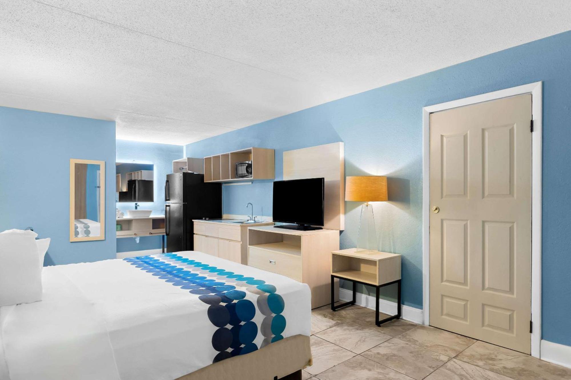 Suburban Studios By Choice Hotels - Award Winning - New 2024 - Walk To Eateries & Grocery - Ultra Sparkling - Garden Rooms - Designer Lighting & Right Off I-95 - Proudly An All American Managed Property برونزويك المظهر الخارجي الصورة