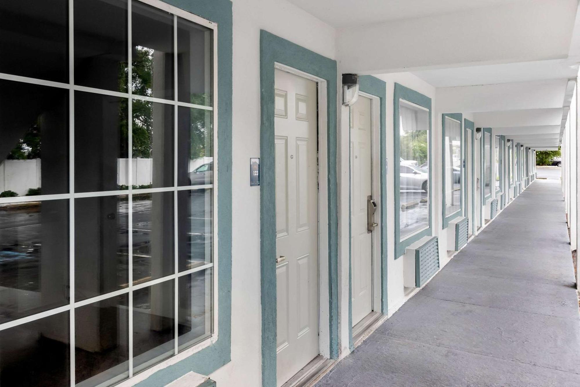 Suburban Studios By Choice Hotels - Award Winning - New 2024 - Walk To Eateries & Grocery - Ultra Sparkling - Garden Rooms - Designer Lighting & Right Off I-95 - Proudly An All American Managed Property برونزويك المظهر الخارجي الصورة