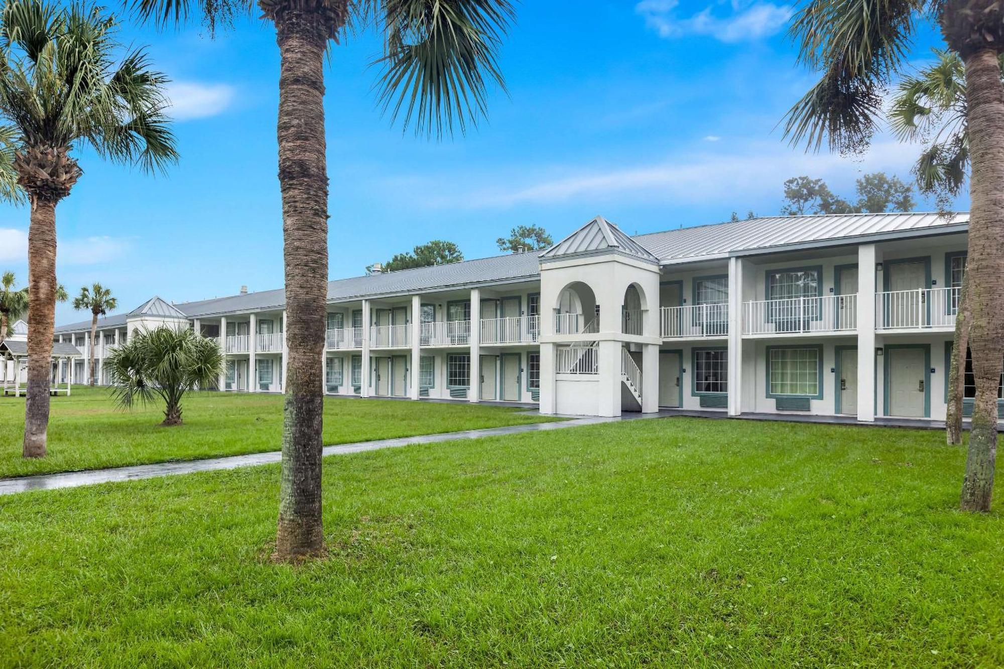 Suburban Studios By Choice Hotels - Award Winning - New 2024 - Walk To Eateries & Grocery - Ultra Sparkling - Garden Rooms - Designer Lighting & Right Off I-95 - Proudly An All American Managed Property برونزويك المظهر الخارجي الصورة